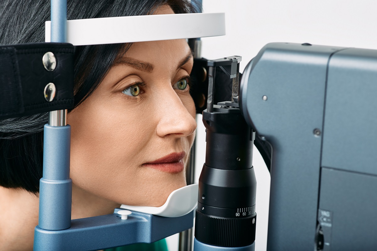 A Comparative Breakdown Of Eyeglasses, Contact Lenses, And LASIK